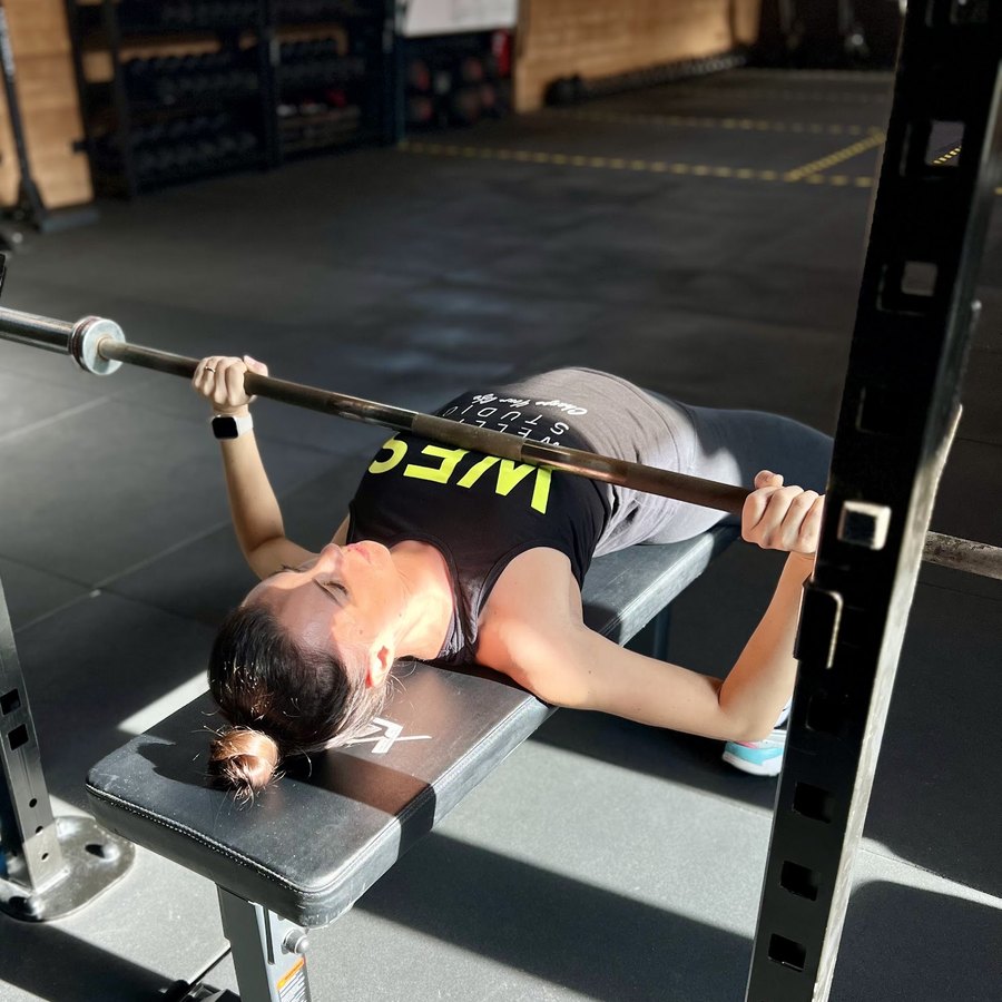 Panca piana con bilanciere da WellFit Studio a Cesena