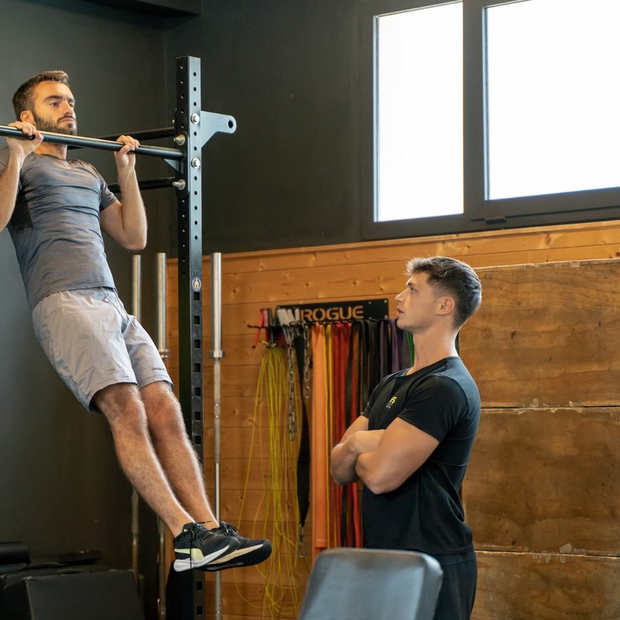 Trazioni alla sbarra seguite dal coach da WellFit Studio a Cesena