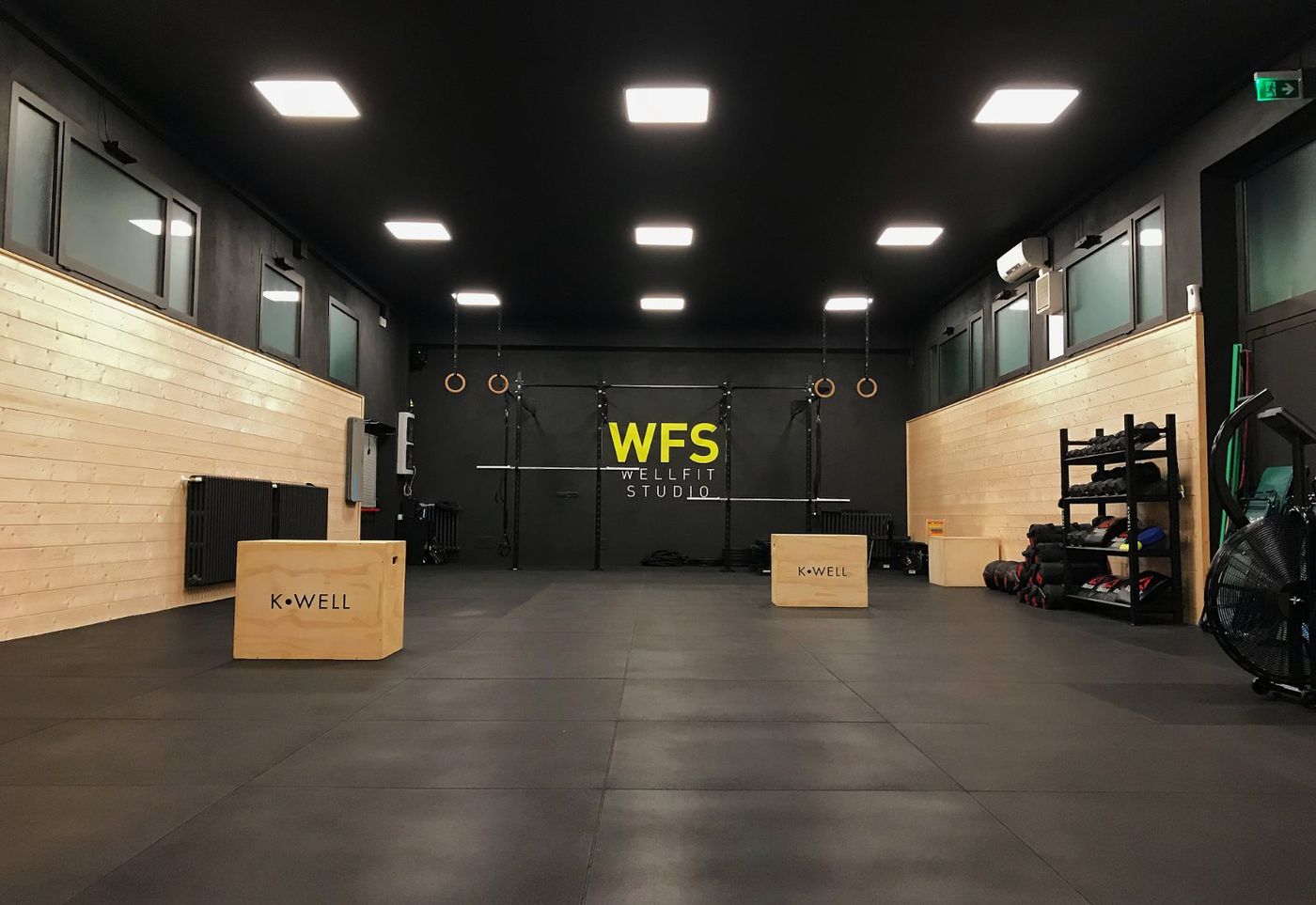 La sala di allenamento di WellFit Studio a Cesena, con rack, anelli e il logo WFS